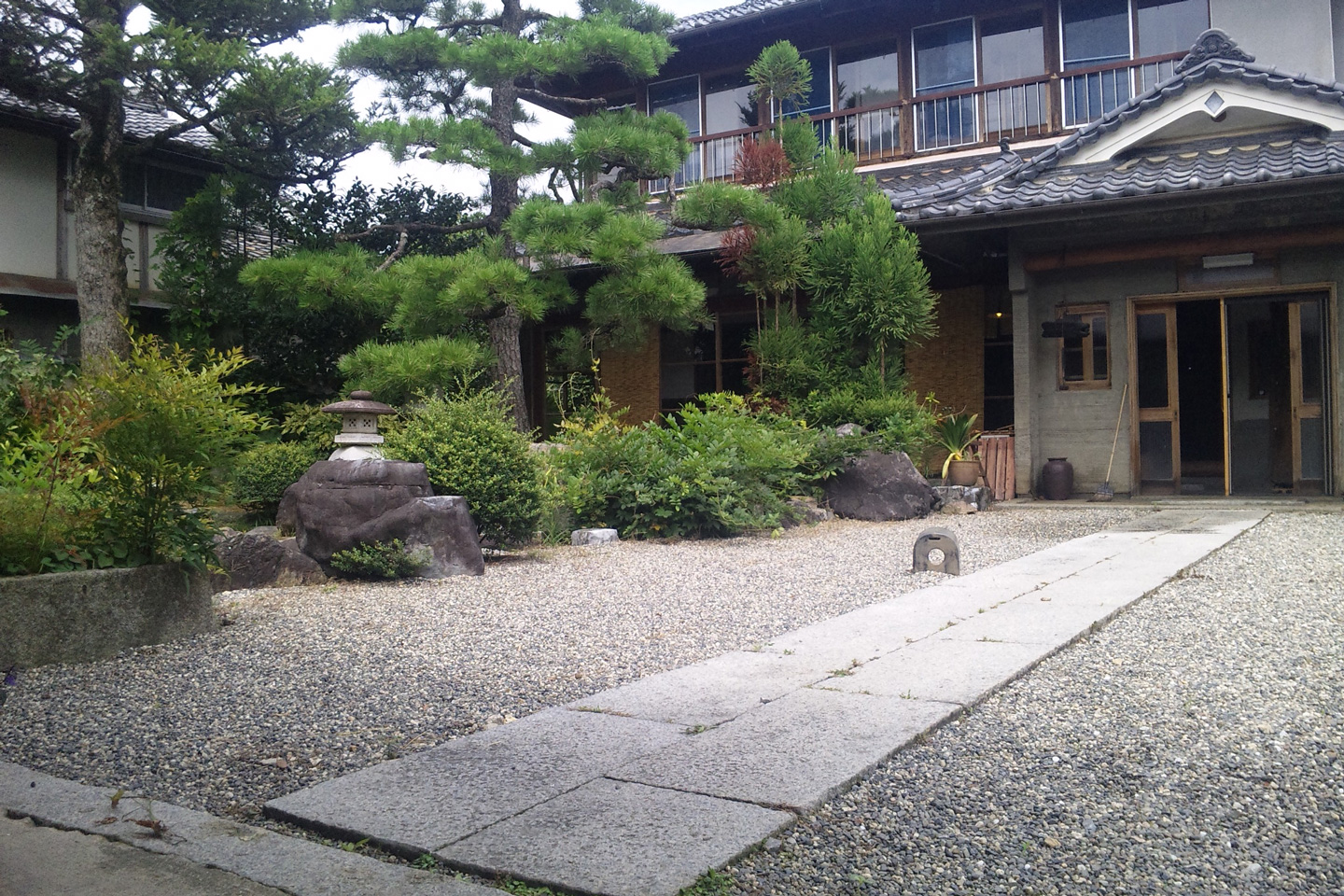 ゲストハウス藤原邸の前庭