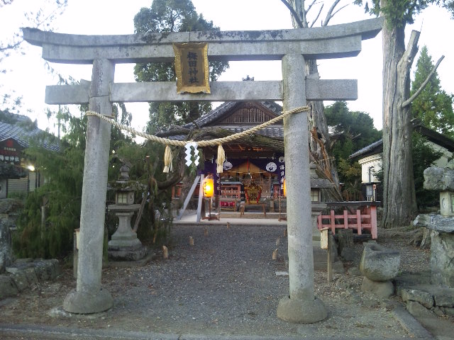 お祭りの準備中の梅田神社