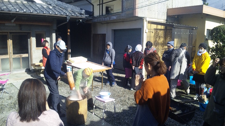 お餅つきの様子