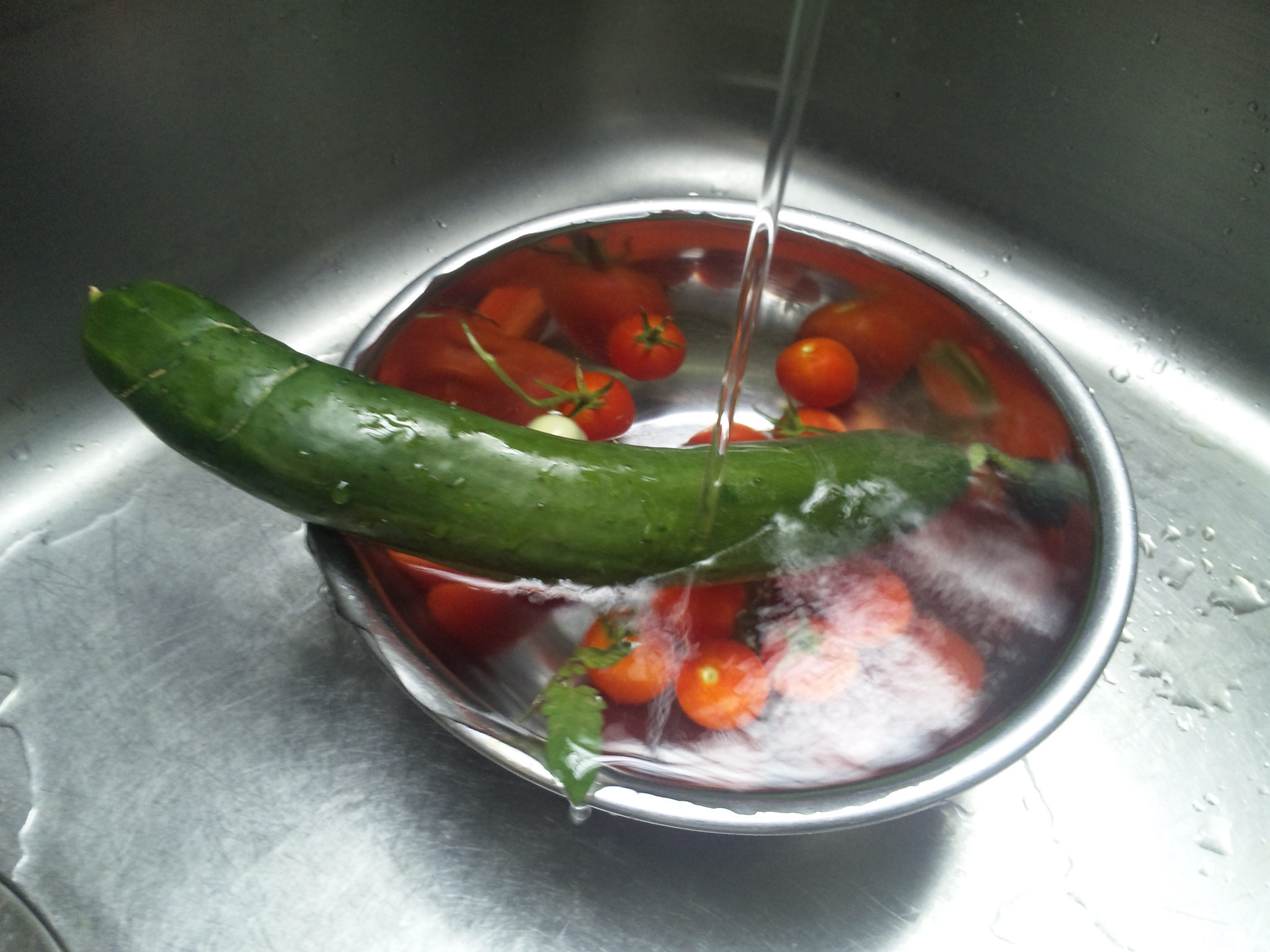 流水で冷やす夏野菜