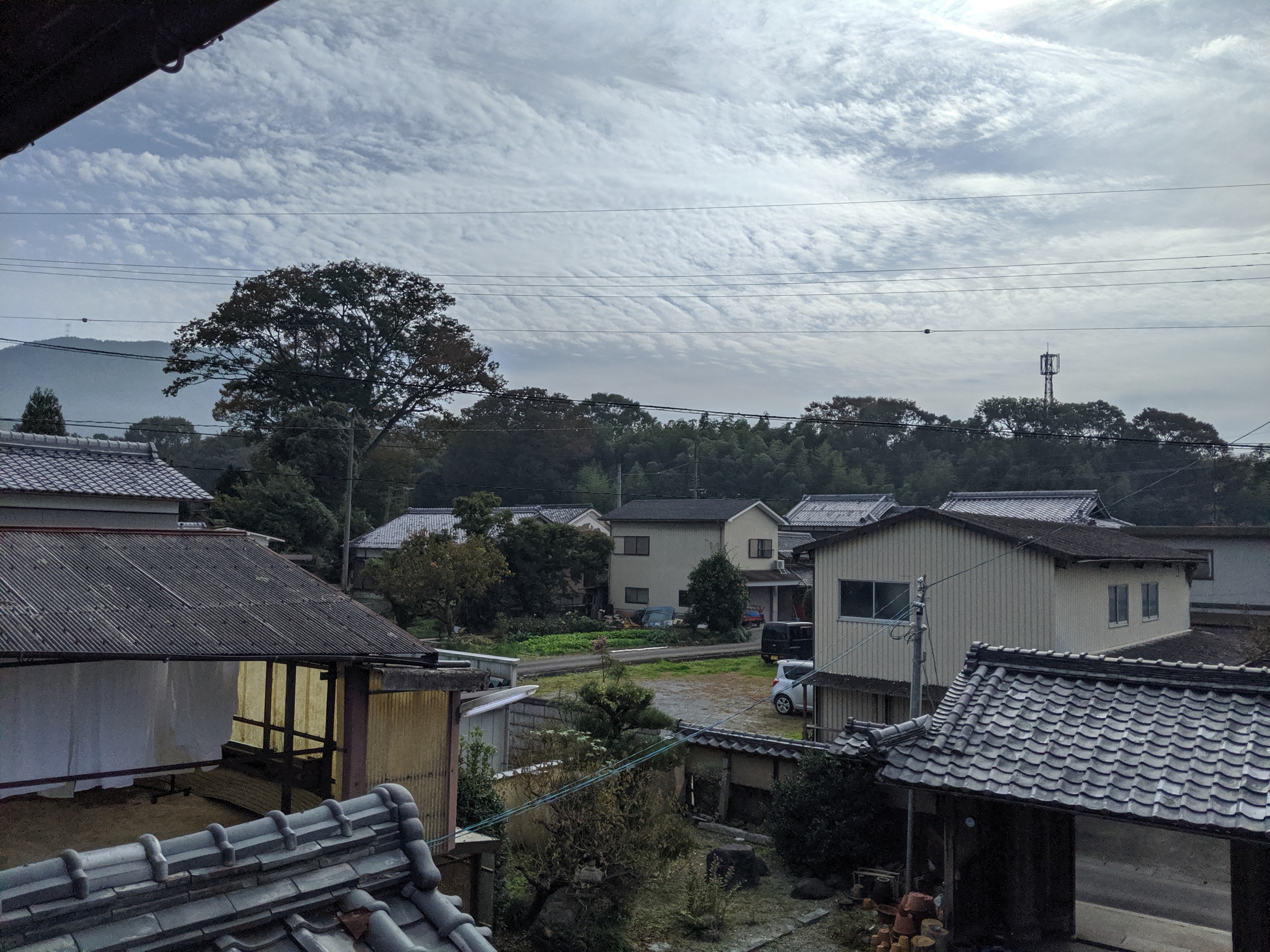 霧がはれかけた印地の集落